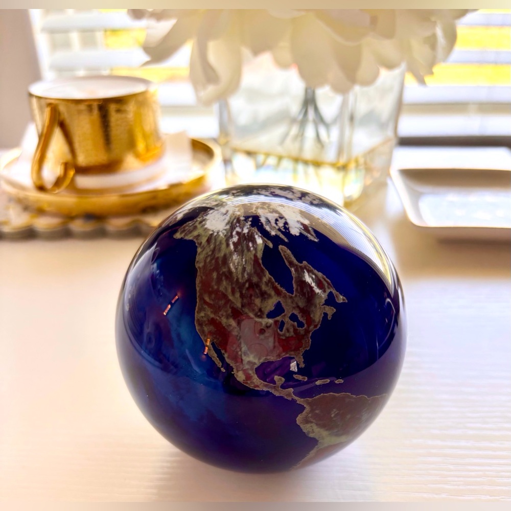 Lundberg Studios glass Globe 🌎 World paperweight from #415 - Worldweight 1998